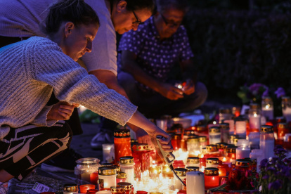Personas encienden velas cerca de la escena del crimen en Solingen, Alemania, este lunes 26 de agosto del 2024.