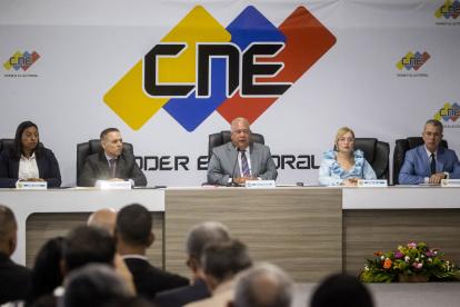 Los integrantes del Consejo Nacional Electoral (CNE) de Venezuela durante una sesión del organismo.