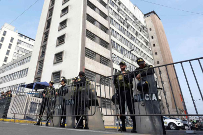 Policías custodiaron la sede de la Fiscalía en Lima mientras la presidenta Dina Boluarte comparecía este lunes 26 de agosto del 2024.