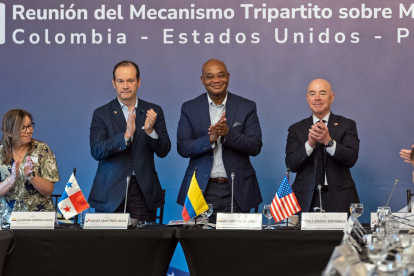 Los ministros de Relaciones Exteriores de Panamá, Javier Martínez-Acha Vásquez (2i); de Colombia, Luis Gilberto Murillo (c); y el secretario de seguridad nacional de los EE. UU., Alejandro N. Mayorkas (d).