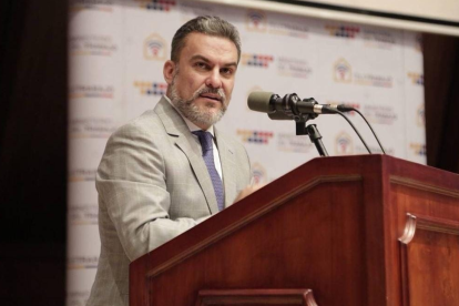 José Serrano declinó su candidatura.