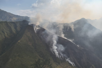 Lugar donde se registra el incendio forestal en el cerro El Púlpito.