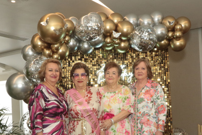 Nancy acompañada de María Teresa Albuja, Pilar Ortiz y Cecilia de Ortiz.