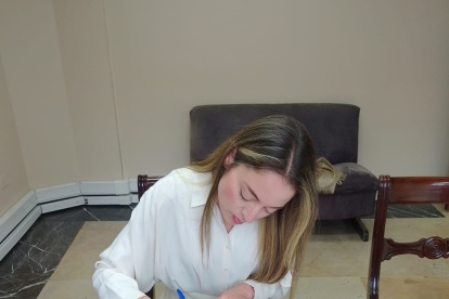 Claudia Ormaza reemplaza a José Serrano, quien renunció a su precandidatura presidencial.