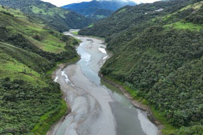 Fotografía del 18 de abril de 2024 en donde se ve el embalse e hidroeléctrica Paute, en la provincia del Azuay (Ecuador).