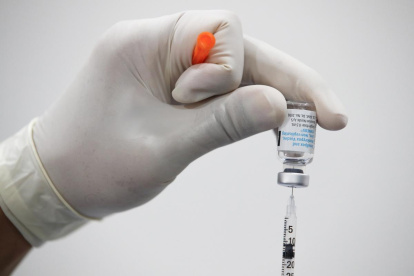 Un funcionario de salud tailandés prepara una vacuna Mpox durante un servicio de vacunación Mpox.