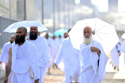 Peregrinos musulmanes dirigiéndose al campamento de Mina para el inicio del "hach" en La Meca, Arabia Saudita, en junio del 2024.