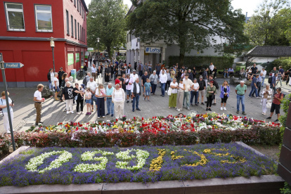Los ciudadanos de Solingen lloran cerca de la escena del crimen y depositan flores y velas, este lunes 26 de agosto del 2024.