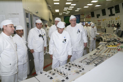 El director general de la OIEA, Rafael Grossi (centro), visitando la central nuclear de Kursk en Kurchatov, Rusia, este martes 27 de agosto del 2024.
