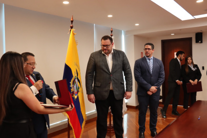 Mauricio Torres tomó el juramento y posesionó a Fernando Yavar Gutiérrez y Pablo Defina Bucaram.