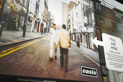 Imagen de la portada de un disco de Oasis, situada en la tienda "Sister Ray" en Soho.