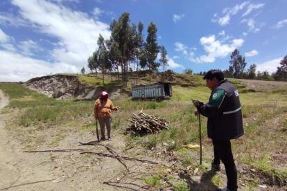 Información. Funcionarios municipales y estudiantes de la Universidad de las Fuerzas Armadas han recabado información en diferentes sectores.