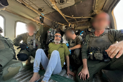 Farhan Qadi, quien fue rescatado de ser rehén de Hamás en Gaza, es trasladado en helicóptero al Centro Médico Soroka en Be"er Sheva, Israel, el 27 de agosto de 2024.