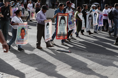Activistas, familiares y compañeros de los 43 estudiantes desaparecidos de la Escuela Normal "Isidro Burgos" de Ayotzinapa participaron en una marcha, este lunes 26 de agosto en Ciudad de México.
