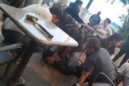 En redes sociales se difundieron fotos del agresor inmovilizado por la ciudadanía.