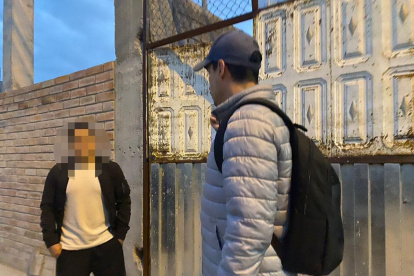 Cámaras de seguridad sirvió como prueba para identificar a la persona. El dueño de la mascota llamó a la policía para capturar