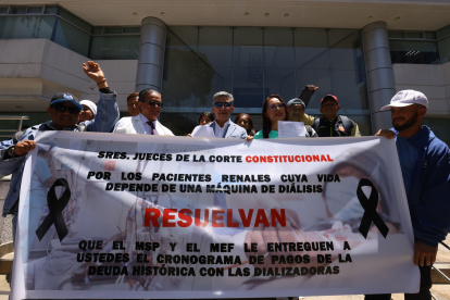 Los trabajadores del Instituto del Riñón y Diálisis San Martín, de Guayaquil, no cobran su salarios desde marzo.