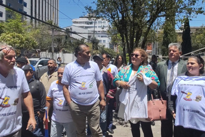 La esposa de un extrabajador fallecido comentó que ha presentado la documentación y la posesión efectiva pero aún no ha recibido la liquidación. Su esposo falleció hace un año.