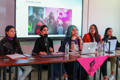 La cofundadora del medio puertorriqueño Todas PR, Cristina del Mar Quiles (2-i), la presidenta de la Red de Periodistas Feministas Chile, Fabiola Gutiérrez (c), la comunicadora del medio salvadoreño Alharaca, Karla Chicas (2-d) y la periodista en América Latina de "Efeminista", Cristina Bazán(d), participan este martes, en Quito (Ecuador).