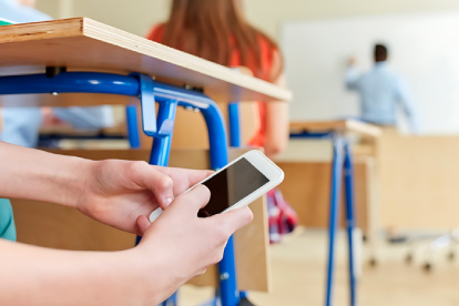 La ministra de Educación refirió que analizan suspender su uso en el aula de clases como medida de seguridad.