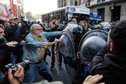 Miembros de la Policía Federal Argentina (PFA) se enfrentan con manifestantes.