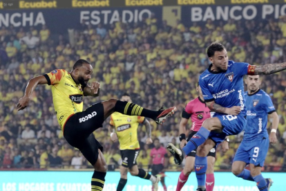 Leonai Souza de Barcelona en un remate frente a Ezequiel Piovi de Liga en el Monuemental