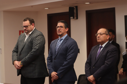 Fernando Yavar Gutiérrez y Pablo Defina Bucaram junto al contralor general del Estado, Mauricio Torres.