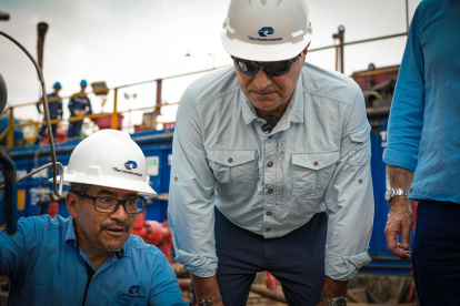 Diego Guerrero, gerente (S) de Petroecuador, y Antonio Goncalves, ministro de Energía, durante el cierre del primer pozo del ITT.
