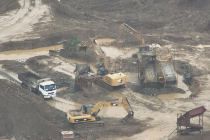 Tomas aéreas de excavaciones a pocas cuadras del casco urbano de Camilo Ponce Enríquez