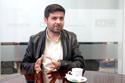 La binomio de Cueva es Cristina Reyes, actual parlamentaria andina, que se encuentra cumpliendo una agenda en Colombia.