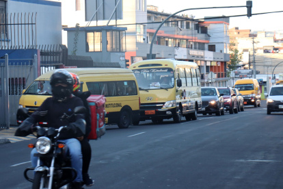El costo del servicio varía en planteles privados si es de puerta a puerta o con horario diferenciado. Las busetas cuentan con GPS y en algunas hay cámaras de video.