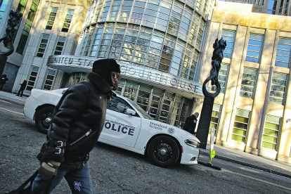 ersonas caminan frente al tribunal del Distrito Sur en Brooklyn, Nueva York (EE.UU.).