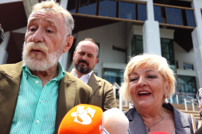 Los abogados españoles Marcos Garcia-Montes (izquierda) y Carmen Balfagón (derecha), que han colaborado en la defensa de Daniel Sancho, en las puertas de tribunal de Samui, que condenó este jueves al español a la cadena perpetua por el asesinato del colombiano Edwin Arrieta.