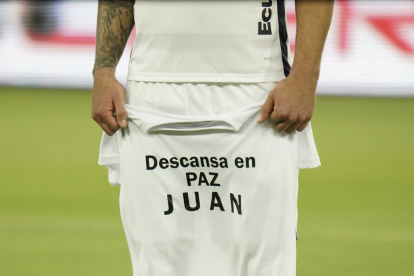 el uruguayo Gian Allala de los Albos, salió al campo con una camiseta que decía "Descansa en paz, Juan"