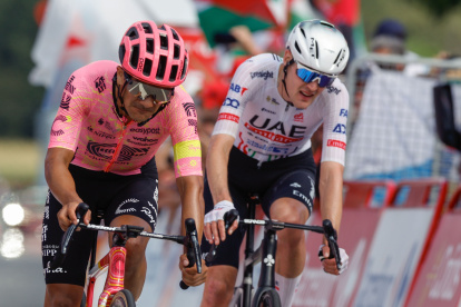 El ecuatoriano Richard Carapaz (i) en la etapa 11 de la Vuelta a España