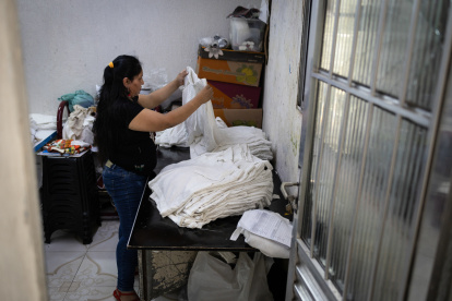 Una mujer realizando labores domésticas en la casa de sus jefes, en Sao Paulo