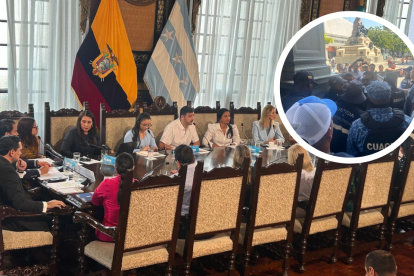 Transportistas protestaron en los exteriores del Municipio de Guayaquil, antes de la sesión de concejo de Guayaquil.