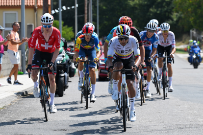 Jhonatan Narváez (d) entre el primer pelotón de ciclistas en la etapa 12 de la Vuelta a España