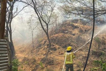 El cantón Quilanga, en la provincia de Loja, lleva siete días bajo las llamas por un incendio forestal.