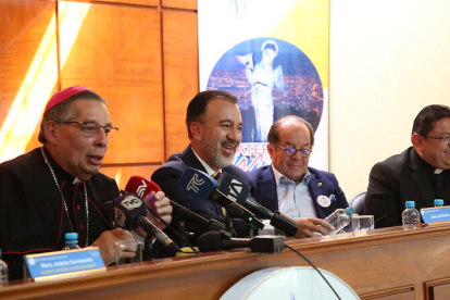 El arzobispo de Quito. Alfredo Espinoza, y el alcalde Pabel Muñoz ofrecieron más detalles del evento religioso.
