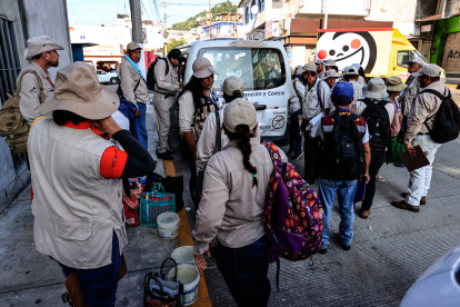 Trabajadores de la Secretaria de Salud (SSa) se preparan para una jornada de prevención de propagación del dengue.
