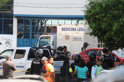 Levantamiento del cuerpo de José Chóez, asesinado este 29 de agosto en Durán.