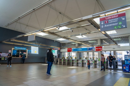 as estaciones Labrador, Recreo y Quitumbe del Metro de Quito abrirán los accesos para facilitar la conexión desde el transporte subterráneo hacia los subsistemas en superficie (Trole y Ecovía)