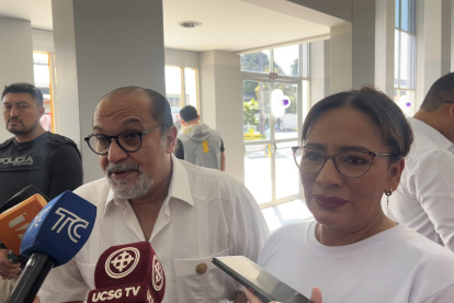 Evento. El ministro Humberto Plaza participó del programa organizado por la ministra Zaida Rovira, en el Centro Cristiano de Guayaquil.