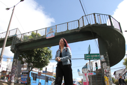 mérica. El puente, ubicado a la altura del colegio San Gabriel, en el norte de la ciudad, ya ha comenzado a ser demolido. La estructura presenta un avanzado estado de oxidación y acumula basura.
