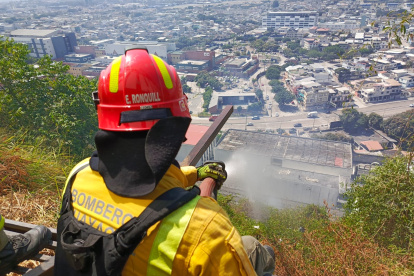 Situación. Los bomberos lograron combatir el fuego la tarde de ayer.