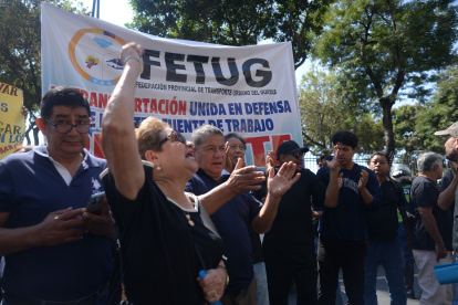 Plantón. Los agremiados a la Fetug estuvieron reclamando cerca de 3 horas en los exteriores del Municipio, pero su plantón no logró su cometido.