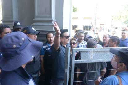 Intento. Un grupo de transportistas trató de ingresar al Concejo Cantonal, pero la seguridad se lo impidió.