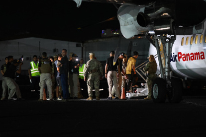 Ciudadanos de nacionalidad ecuatoriana son deportados este jueves 29 de agosto de 2024 desde el Aeropuerto Marcos A. Gelabert, en el lado Pacífico del canal de Panamá (Panamá), con destino a la ciudad portuaria de Manta, en Ecuador.