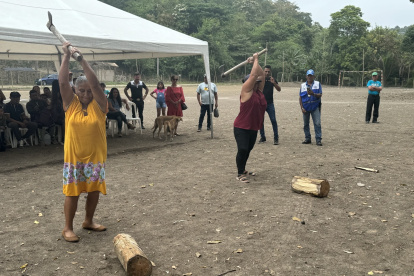 Dos mujeres con hacha en mano rajan lecha, tradición que aún se conserva.